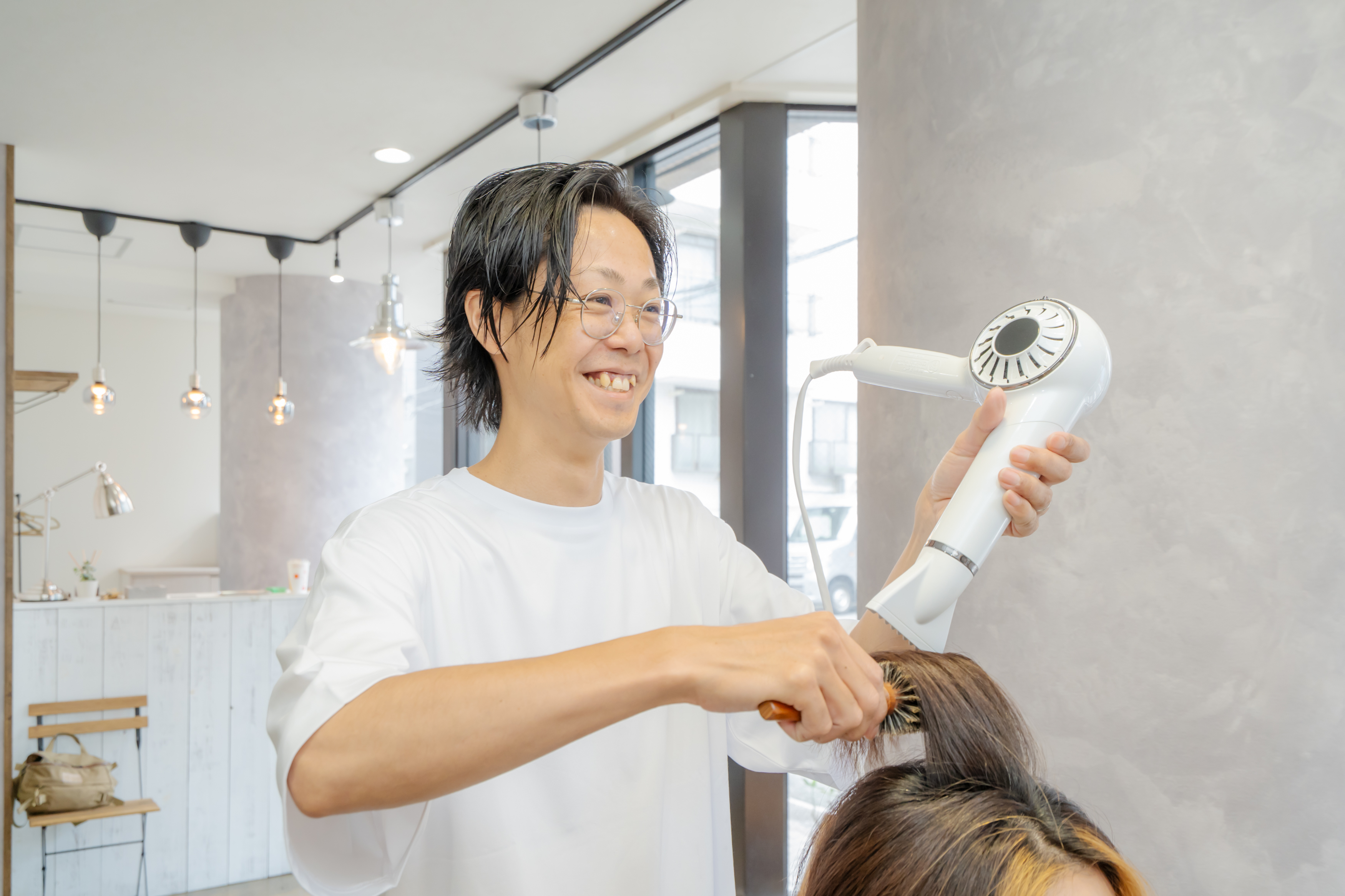 奥行きのある個室で大きな鏡とチェアが整然と並ぶ美容室内観、落ち着いて過ごせる上質な空間